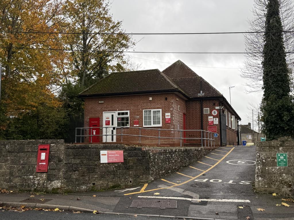Lot: 44391 - TO BE OFFERED IN OUR DECEMBER AUCTION UNLESS SOLD PRIOR - FREEHOLD COMMERCIAL PREMISES ON PLOT OF 0.19 ACRES - View of the front from London Road